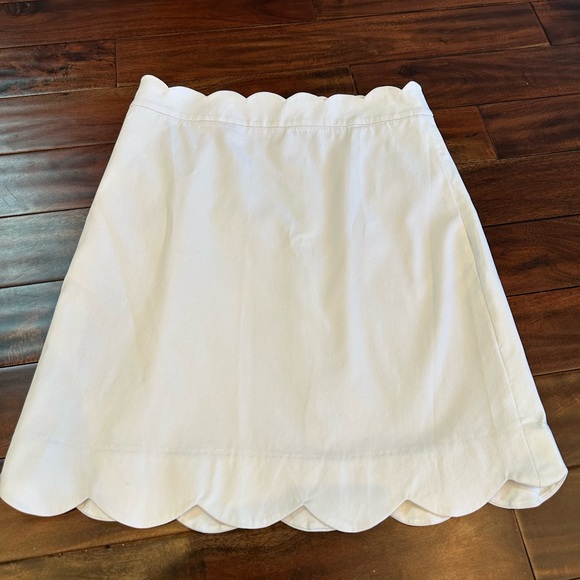 J McLaughlin Scalloped Waist and Hem A Line White Skirt Size 10 with pockets! - Picture 2 of 4